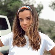 Mi nombre es Alba y soy estudiante de Periodismo de tercer año. Puedo impartir clases de todas las materias (excluyendo física y química) de toda la ESO